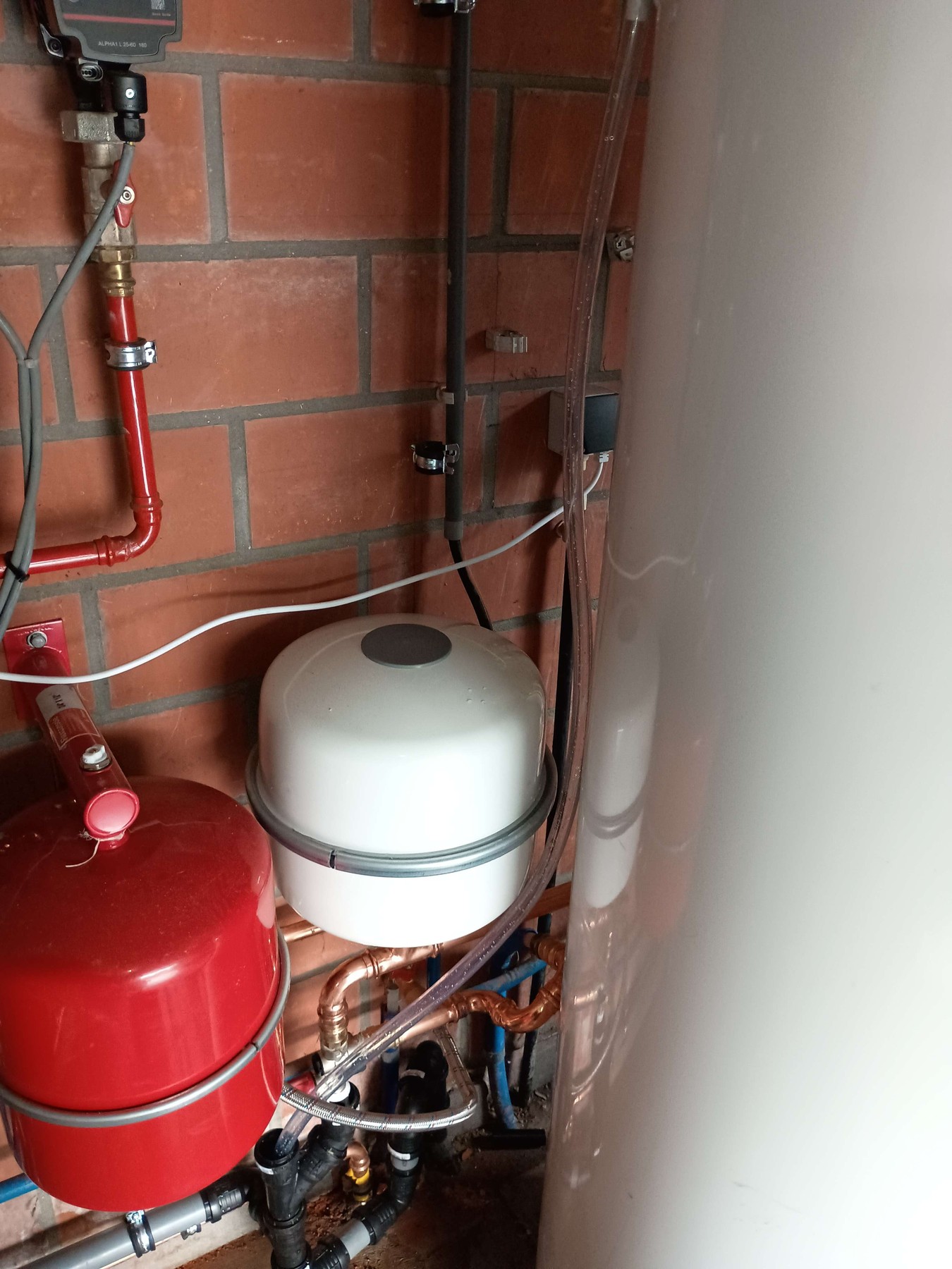 Expansievat voor verwarming, sanitair expansievat en circulatiepomp in Oostkamp